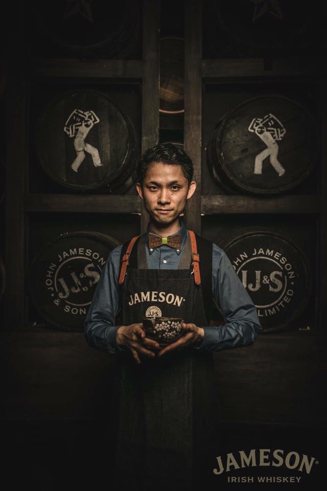 JAMESON BARTENDERS' BOWL 世界大会に出場した植松大記。ジェムソンの樽が並ぶ蔵の前で、エプロン姿で立っている